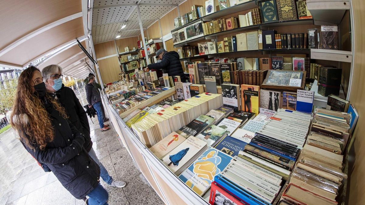 Varias personas visitan los puestos de la V Feria de la Edición de Navarra.