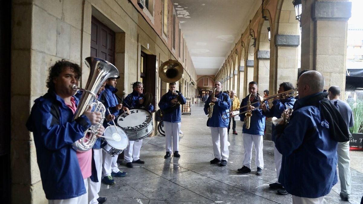 La txaranga Pasai tocando bajo cubierto en la plaza de la Constitución