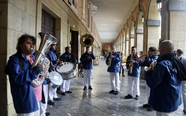 La txaranga Pasai tocando bajo cubierto en la plaza de la Constituci&oacute;n