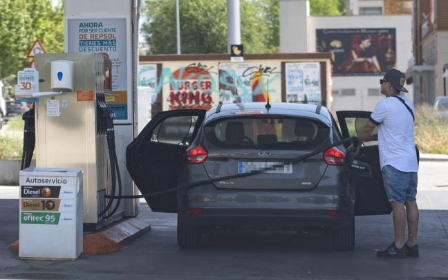 Los carburantes superarían los 2 euros el litro de no aplicarse la bonificación pública. Los carburantes superarían los 2 euros el litro de no aplicarse la bonificación pública.