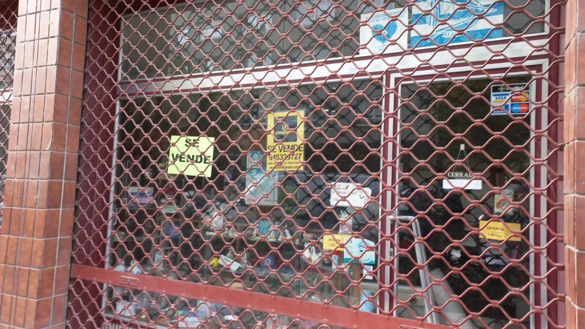 Ferretería cerrada en la calle Reyes Católicos.