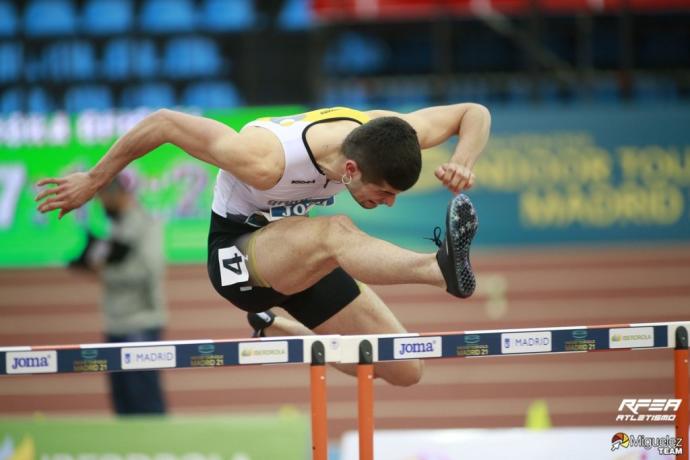 Un atleta en una carrera de vallas.