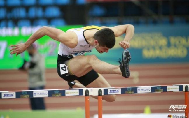 Un atleta en una carrera de vallas. Un atleta en una carrera de vallas.
