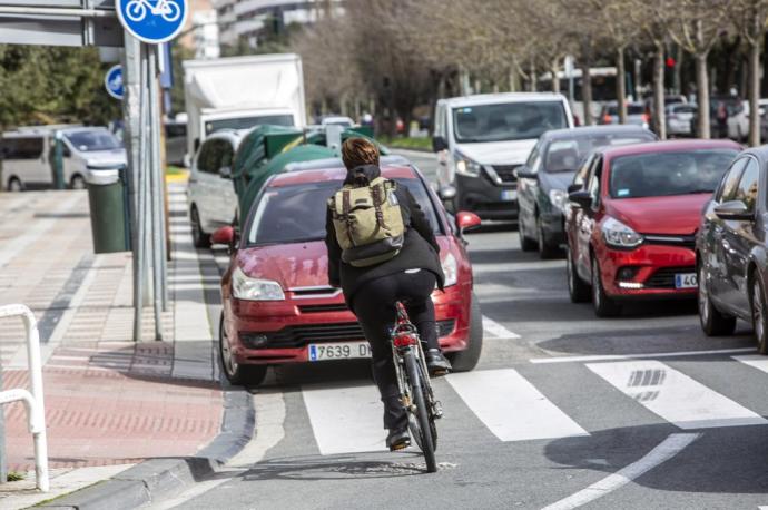 Ciclista circulando por la avenida de Barañáin.