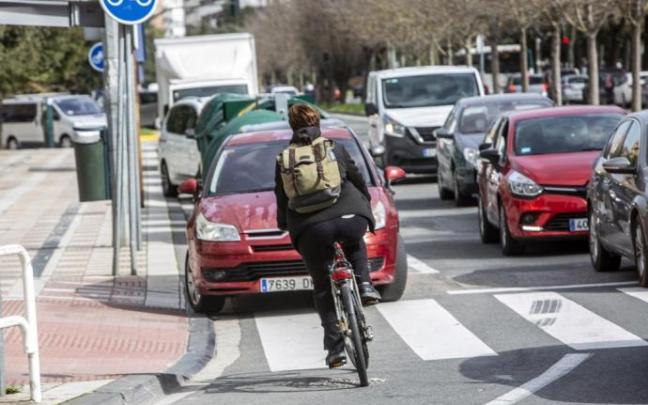 Ciclista circulando por la avenida de Barañáin. Ciclista circulando por la avenida de Barañáin.