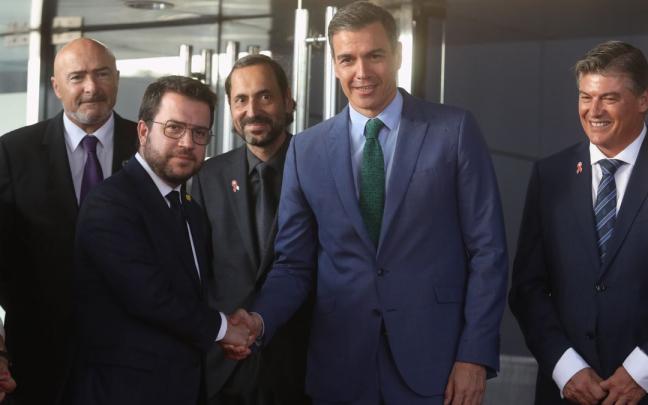 Aragon&egrave;s y S&aacute;nchez se saludan durante un encuentro en Barcelona.