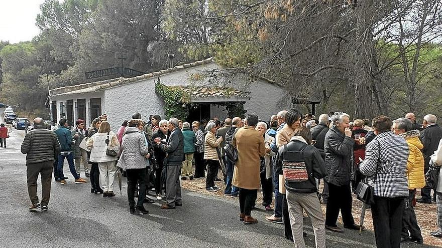 Los falcesinos disfrutan del almuerzo preparado por la junta del Salvador.