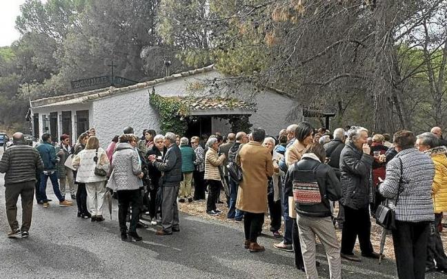 Los falcesinos disfrutan del almuerzo preparado por la junta del Salvador. Los falcesinos disfrutan del almuerzo preparado por la junta del Salvador.