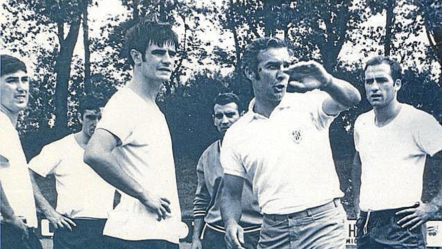 Ronnie Allen da instrucciones a Txetxu Rojo.