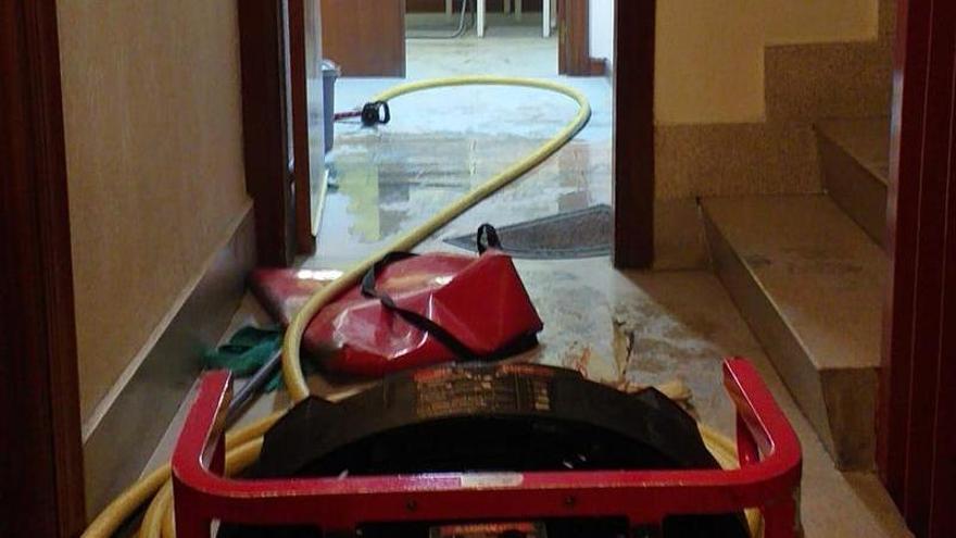 Los Bomberos ventilan el piso de Adurza