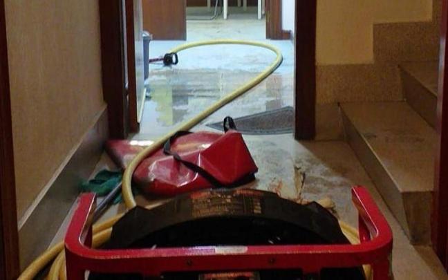 Los Bomberos ventilan el piso de Adurza Los Bomberos ventilan el piso de Adurza