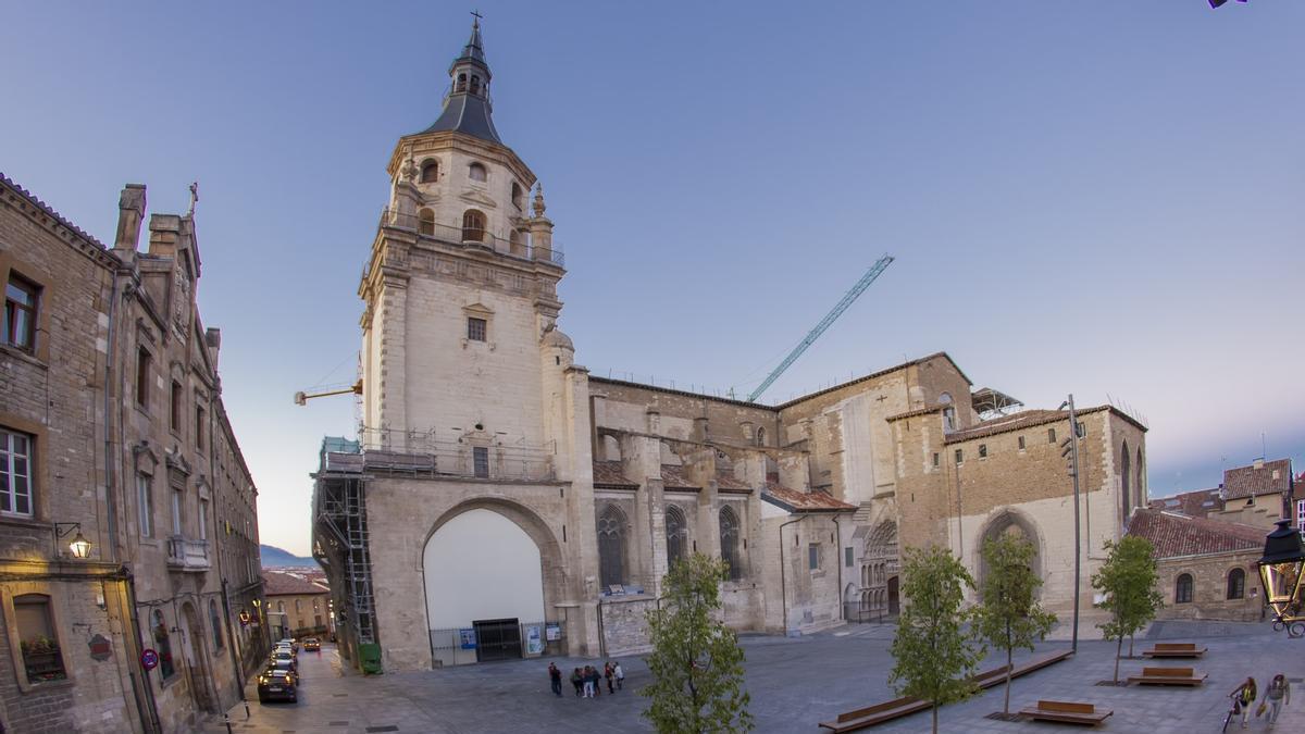Las primeras bases de la Catedral Santa Maria de Vitoria se empezaron a colocar en el siglo XIII.