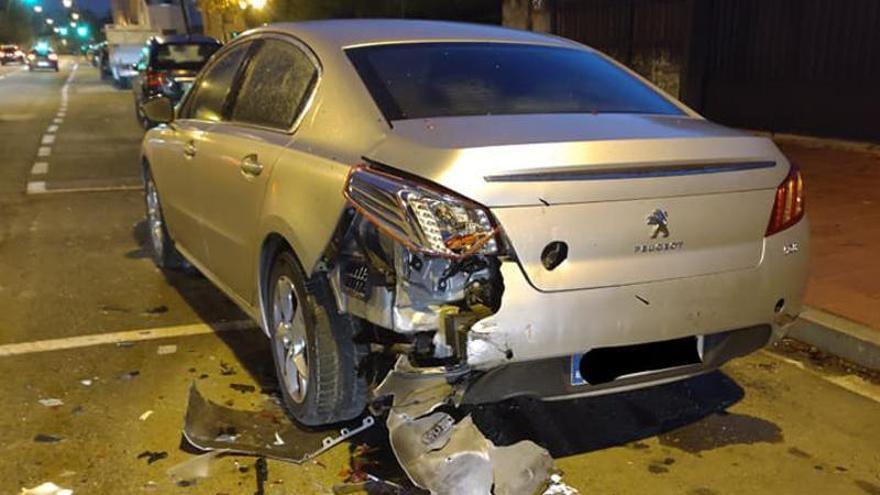 Totalmente destrozado en la parte de atrás. Así se encontró su vehículo un vecino de Vitoria el pasado lunes, 19 de diciembre.