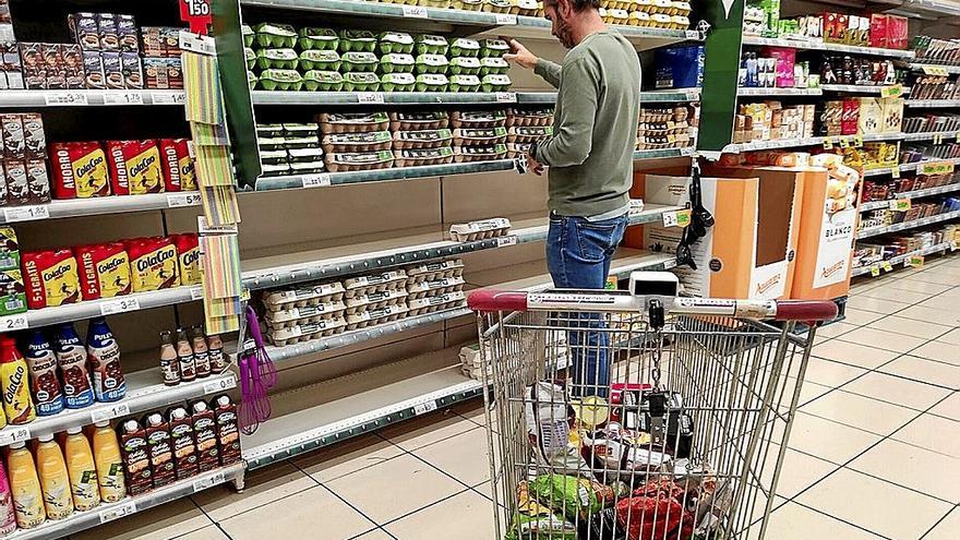 Una persona haciendo la compra en un supermercado. | FOTO: OSKAR GONZÁLEZ