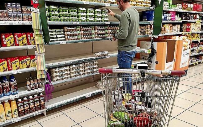 Una persona haciendo la compra en un supermercado. | FOTO: OSKAR GONZÁLEZ