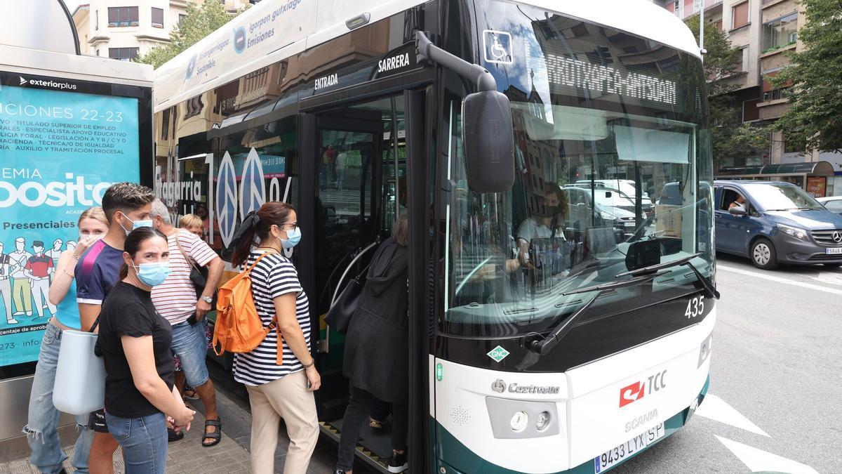 Personas subiendo a una Villavesa.