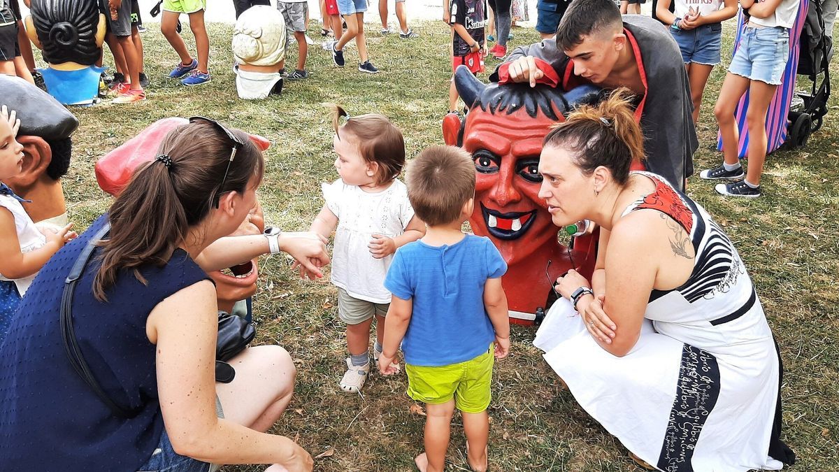Los cabezudos se descabezaron para que los más txikis les quiten el miedo