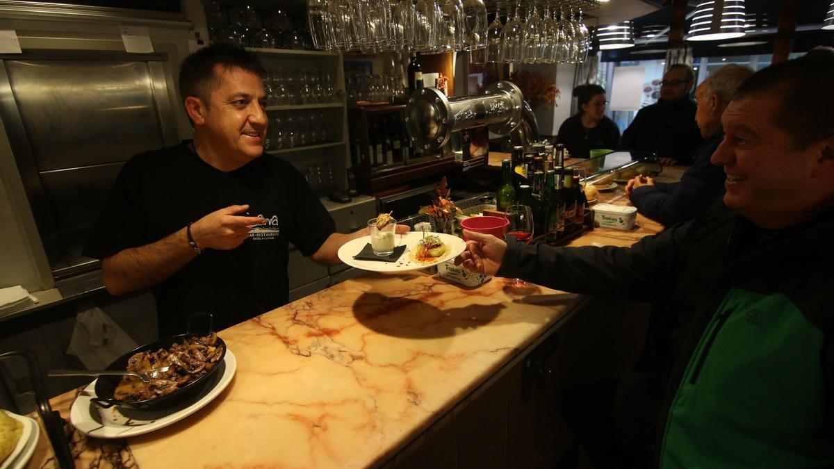 Roberto Comas Zudaire, sirviendo pintxos en el Bar Izarra.