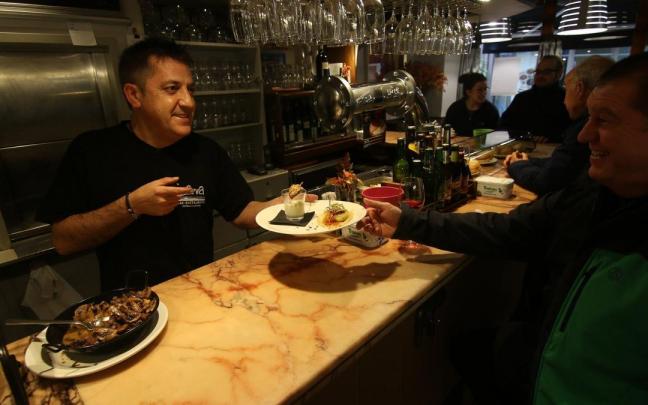 Roberto Comas Zudaire, sirviendo pintxos en el Bar Izarra.