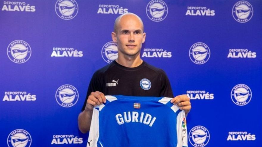 Jon Guridi posa con la camiseta del Alavés