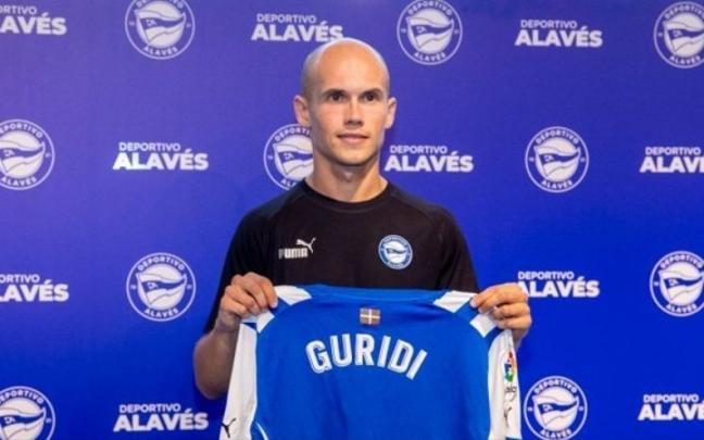 Jon Guridi posa con la camiseta del Alav&eacute;s