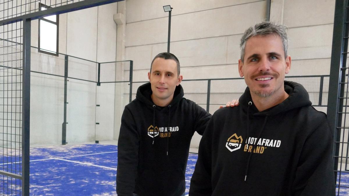 Joseba Alzueta y Jon Echaide en una de las pistas ‘indoor’ de Sakana Padel, en el polígono Utzubar de Arbizu.