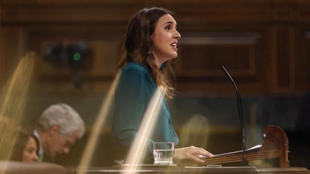 La ministra de Igualdad, Irene Montero, interviene durante una sesión plenaria.