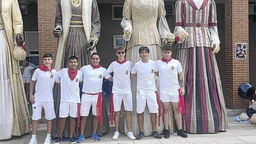 Seis de los ocho componentes de la comparsa ayer antes de bailar.