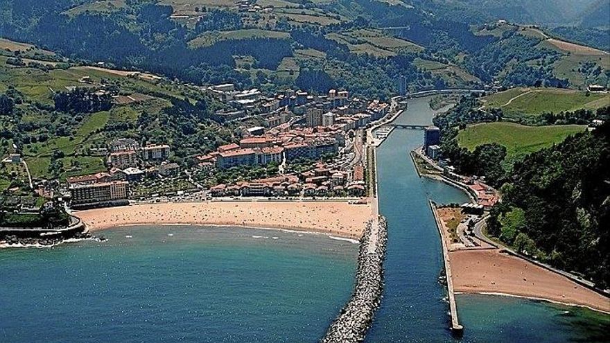 Vista aérea del casco urbano, las dos playas y la desembocadura del río Deba.