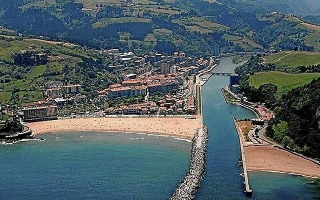 Vista aérea del casco urbano, las dos playas y la desembocadura del río Deba.