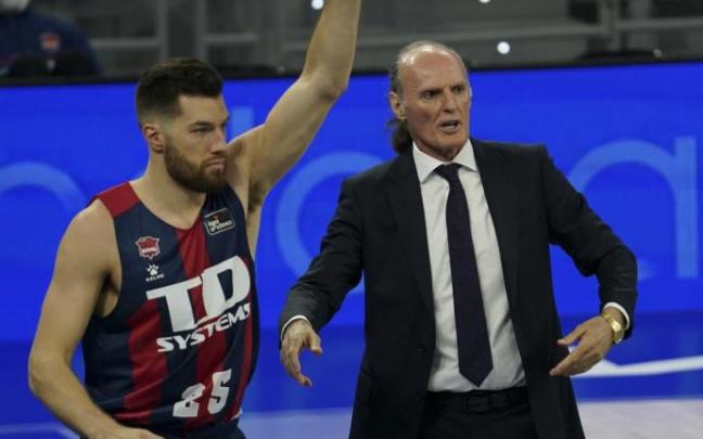 Ivanovic da indicaciones desde el banquillo en presencia de Peters.