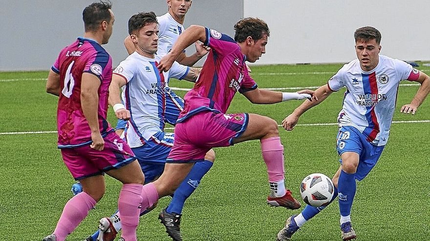 Jugadores de Mutilvera intentan robar el balón a un jugador de Cirbonero a la carrera.