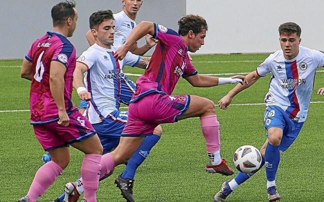 Jugadores de Mutilvera intentan robar el balón a un jugador de Cirbonero a la carrera.