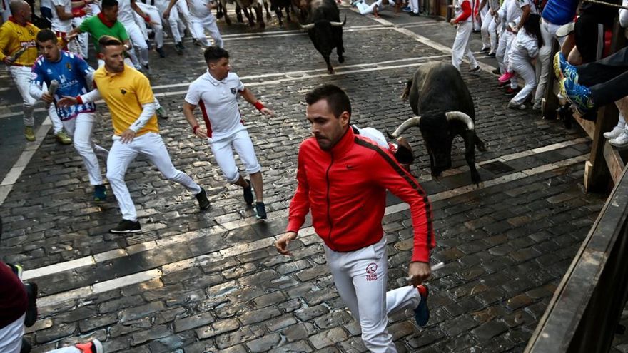 Momentos de peligro en la curva de Mercaderes ante los arrolladores 'escolares'.