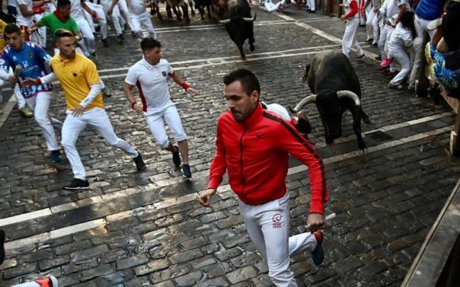 Momentos de peligro en la curva de Mercaderes ante los arrolladores 'escolares'.