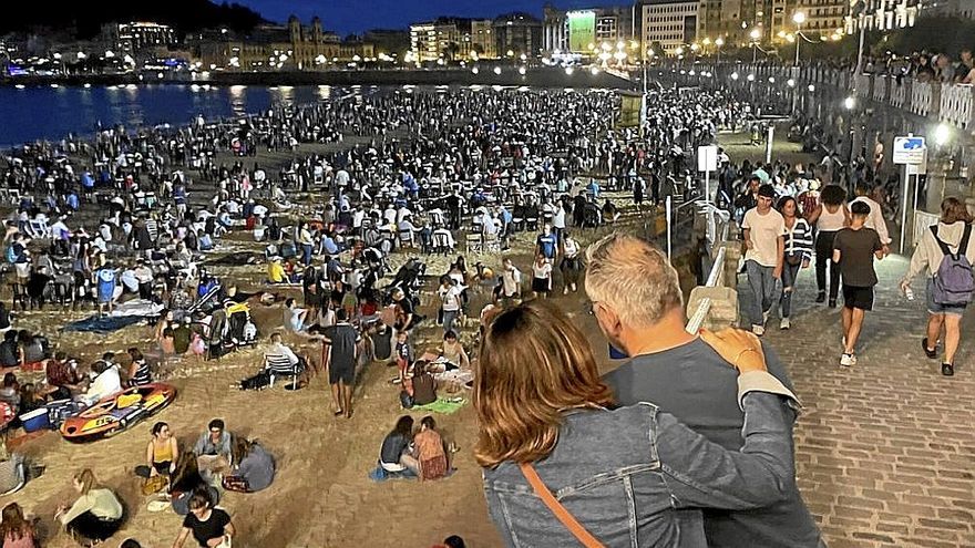 Desde la arena, las rampas o el paseo se puede disfrutar de los fuegos. | FOTO: JAVI COLMENERO