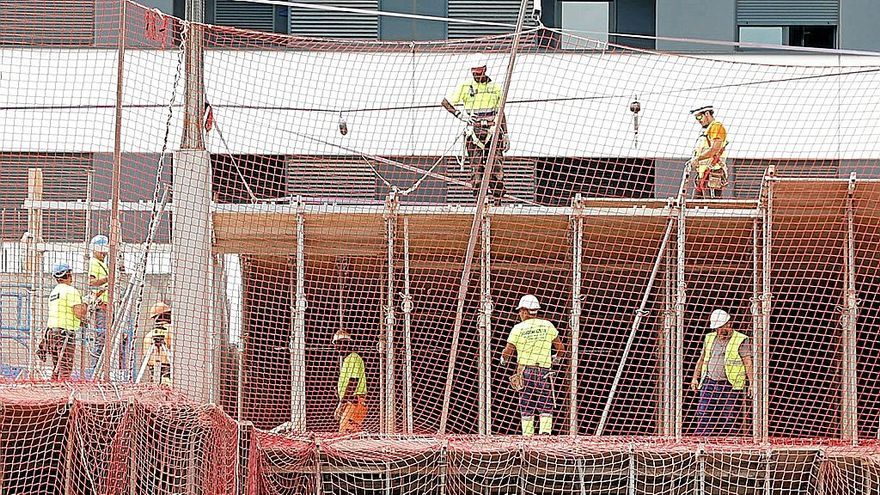 Obreros trabajan en una obra la semana pasada.