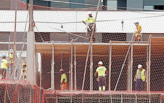 Obreros trabajan en una obra la semana pasada. Obreros trabajan en una obra la semana pasada.