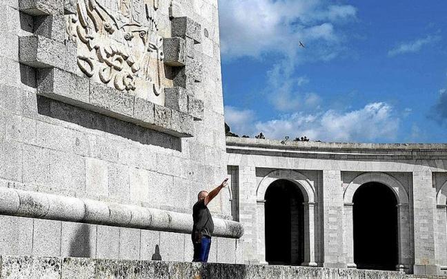 Un hombre realiza el saludo fascista en el Valle de los Caídos en una imagen de archivo. Un hombre realiza el saludo fascista en el Valle de los Caídos en una imagen de archivo.