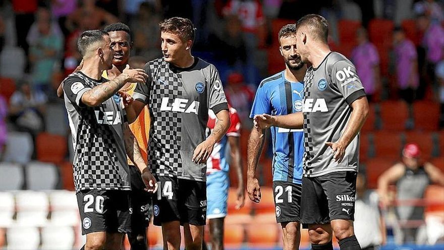 Rober, Tenaglia y Toni Moya, acompañados por Arroyo y Abde, charlan al término del partido entre el Lugo y el Alavés.