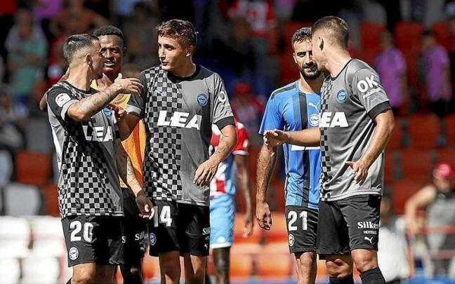 Rober, Tenaglia y Toni Moya, acompañados por Arroyo y Abde, charlan al término del partido entre el Lugo y el Alavés. Rober, Tenaglia y Toni Moya, acompañados por Arroyo y Abde, charlan al término del partido entre el Lugo y el Alavés.