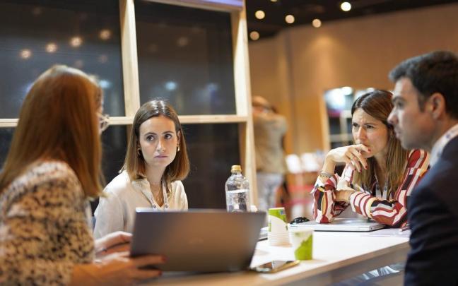 Empresarias y delegadas de Spri en el exterior, ayer, en una reunión en Intergune.