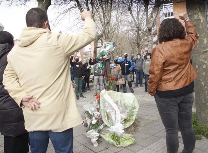 Ofrenda floral por las víctimas del 3 de marzo.