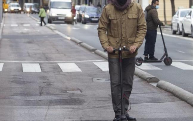 Dos usuarios de patinete circulan por el centro de Gasteiz. Dos usuarios de patinete circulan por el centro de Gasteiz.