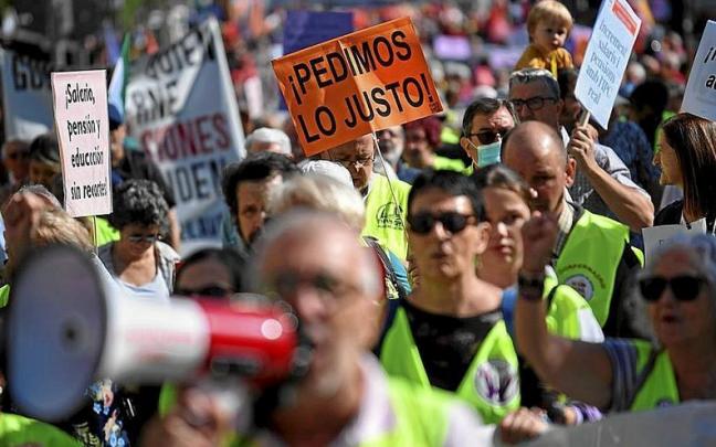 Manifestaci&oacute;n de pensionistas, ayer, en Madrid. | FOTO: EUROPA PREES