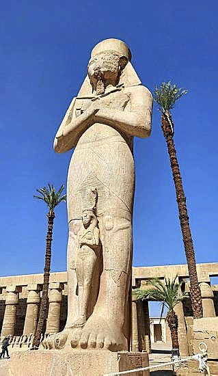 Estatua en el templo de Karnak.