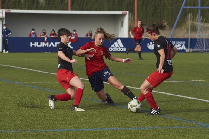 Karolina Sarasua trata de zafarse de dos rivales del Mulier en un partido de la temporada pasada