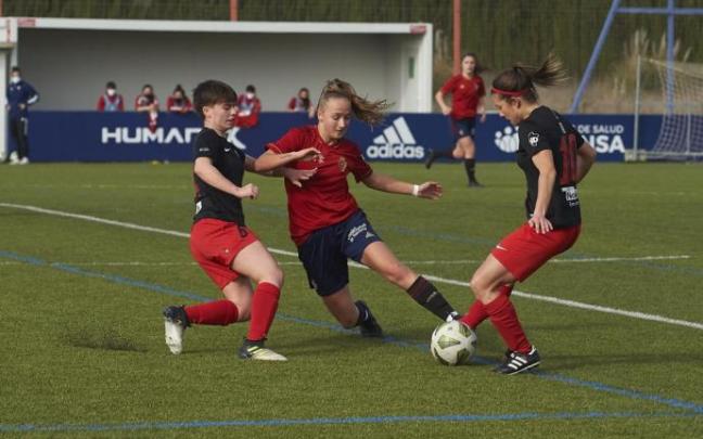 Karolina Sarasua trata de zafarse de dos rivales del Mulier en un partido de la temporada pasada