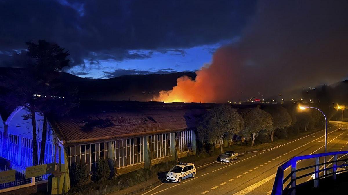 El incendio en una nave industrial de Pontevedra ha obligado este domingo a cortar la N-550 a su paso por Ponte Sampaio.