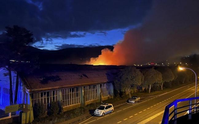 El incendio en una nave industrial de Pontevedra ha obligado este domingo a cortar la N-550 a su paso por Ponte Sampaio. El incendio en una nave industrial de Pontevedra ha obligado este domingo a cortar la N-550 a su paso por Ponte Sampaio.